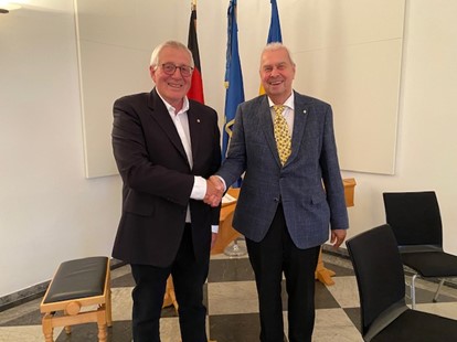 Foto: Dr. med. Werner Knauber hat die Präsidentschaft des Lionsclubs Brühl von Prof. Dr. Wolfgang Müller übernommen