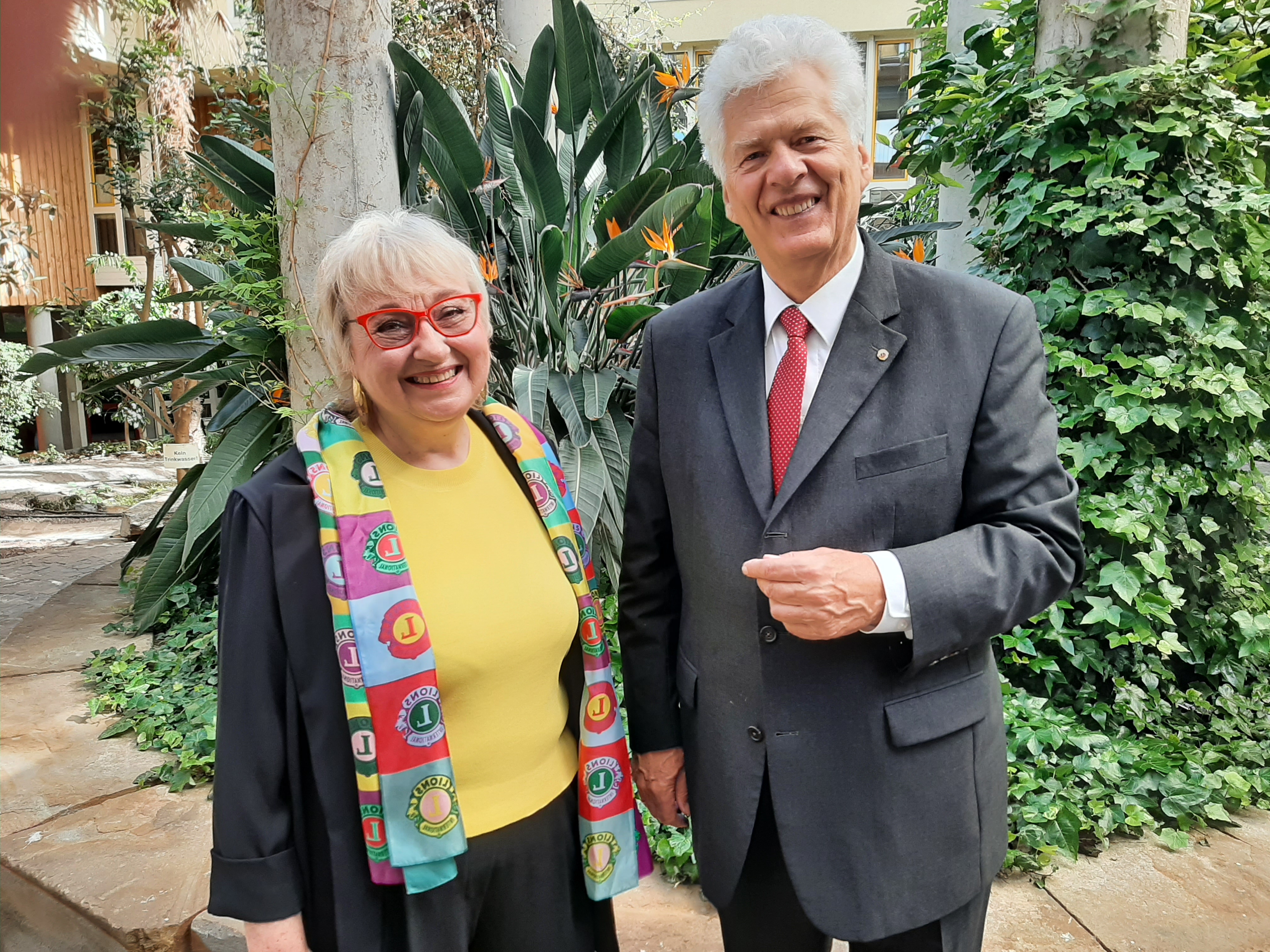 Renate Jaus (links) übernimmt die Präsidentschaft von Jürgen Kämpf (rechts)