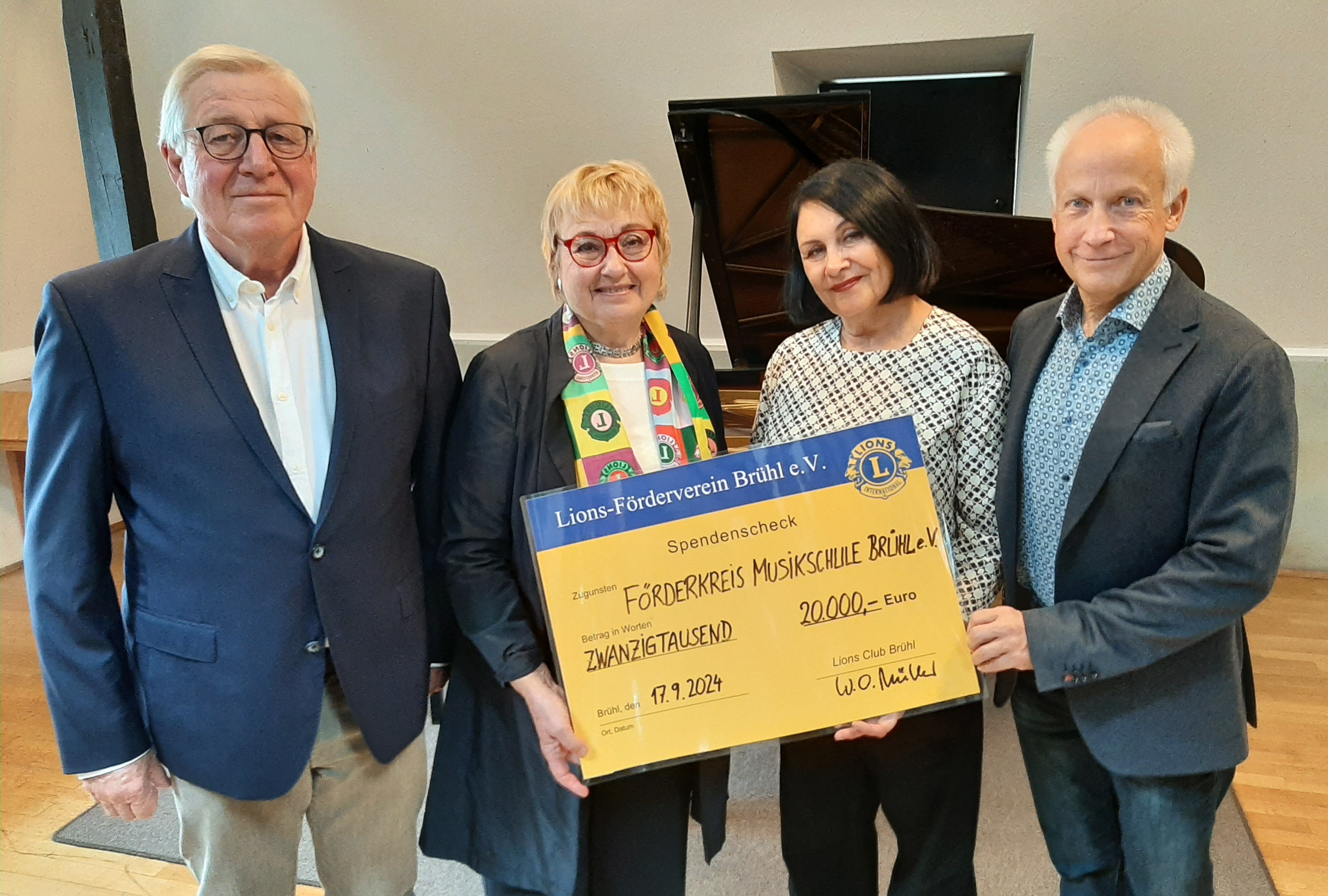 Von links: Werner Knauber (Lions Club Brühl), Renate Jaus (Präsidentin des Lions Clubs Brühl), Dorothee Hannes (Förderkreis der Musikschule), Elmar Frey (Leiter der Kunst- und Musikschule)