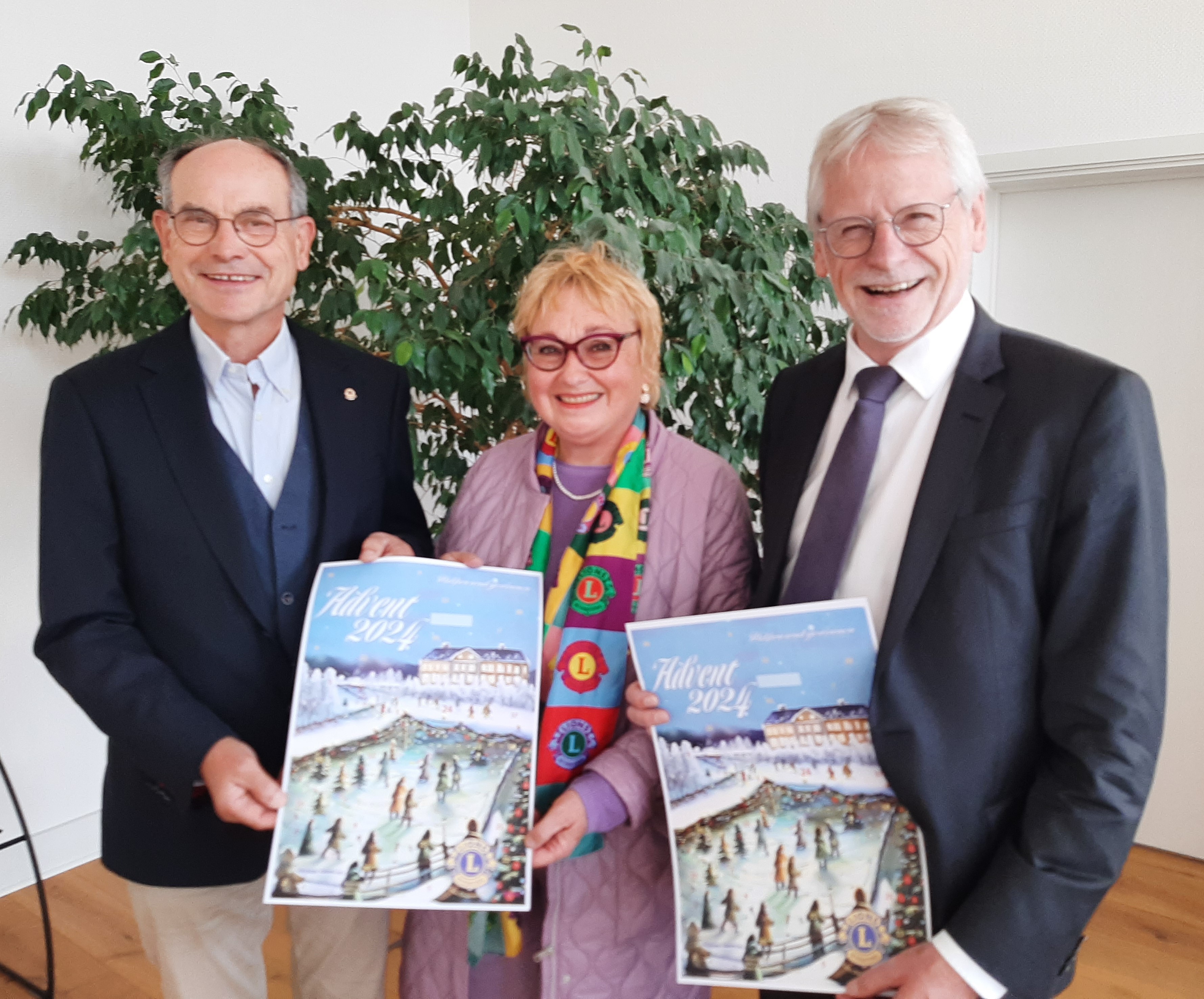 Von links: Michael Krieg (Lions Club Brühl), Renate Jaus (Präsidentin des Lions Clubs Brühl) und Bürgermeister Dieter Freytag