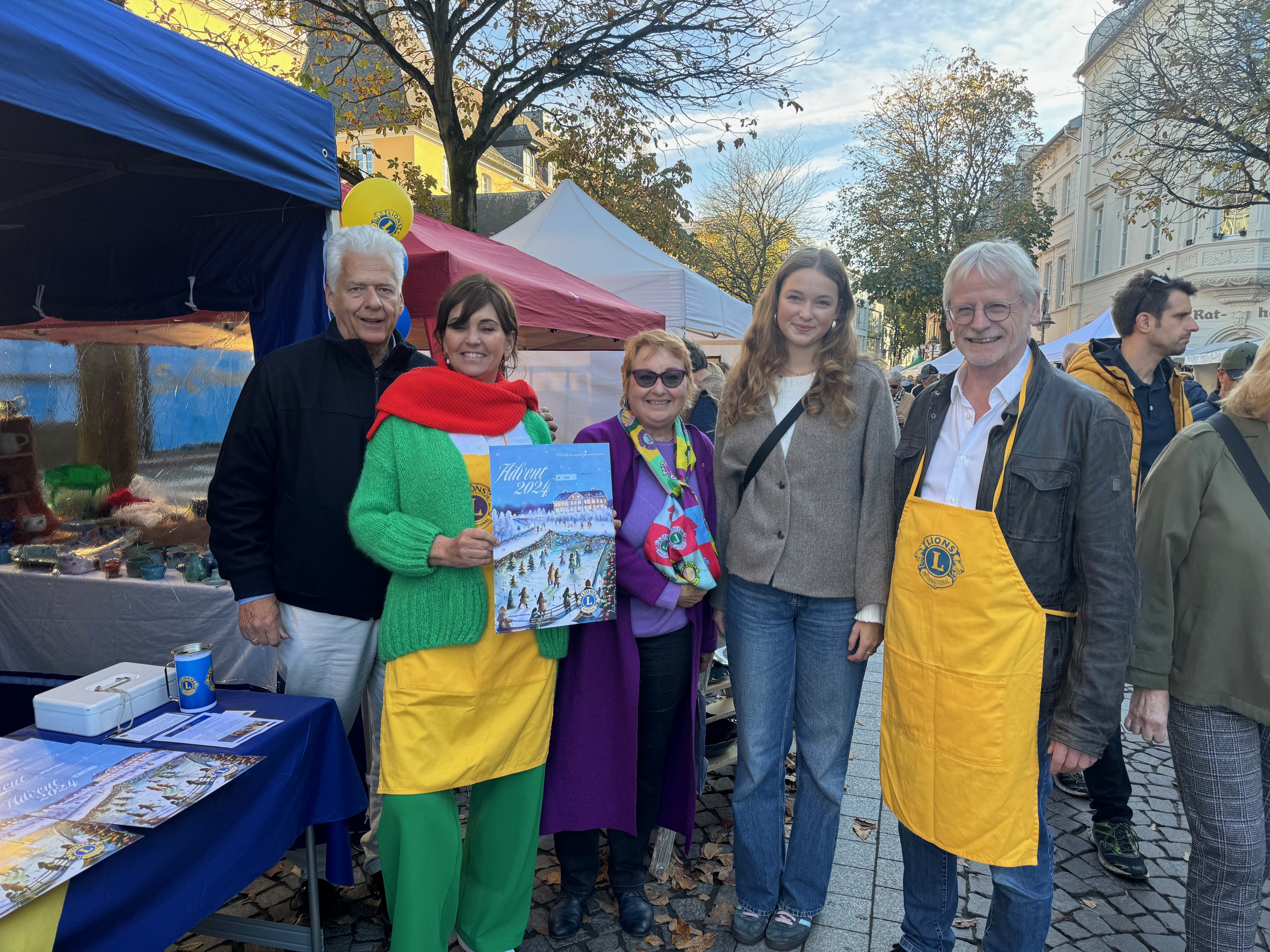 Adventskalenderverkauf auf dem Hubertusmarkt