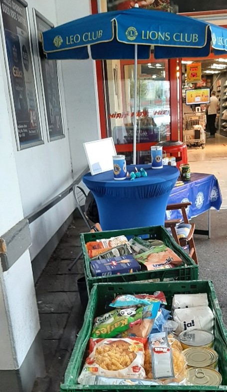 Kisten mit gespendeten Lebensmitteln